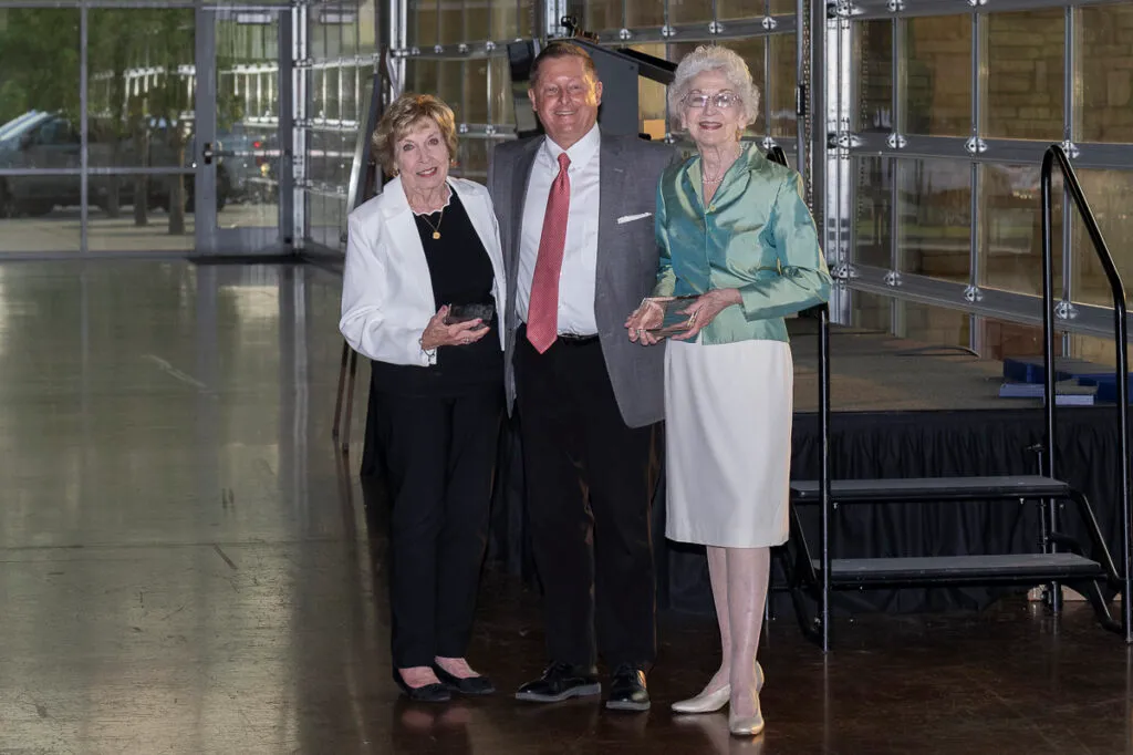 dee and carole photo with their award